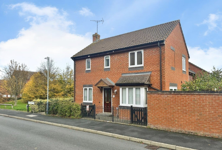 This week, we have looked at a three-bedroom house on Badgers Retreat  in Leamington Spa currently available for £385,000.