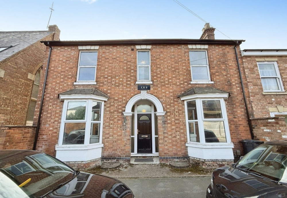 This week, we have looked at a eight-bedroom house on New Street in Leamington Spa currently available for £560,000.