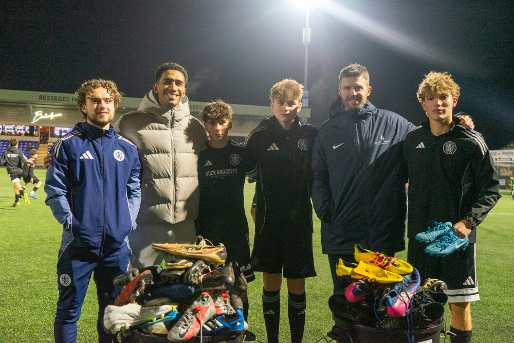 Michael Carrick paid a visit to the Leasing.com Stadium on Monday, November 17 (Credit: Macclesfield FC)