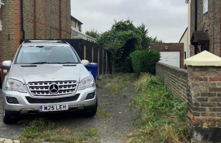 Developers want to build eight homes to be accessed by this narrow lane. 