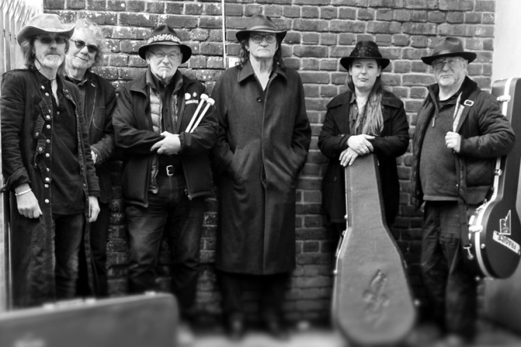 Glastonbury and Street offer live music, repairs, and community events in late November.