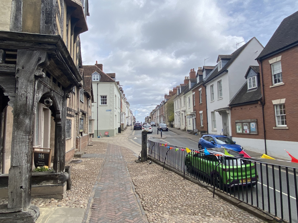 Latest data from HM Land Registry shows most expensive places to buy houses in Warwickshire (image by Nub News)