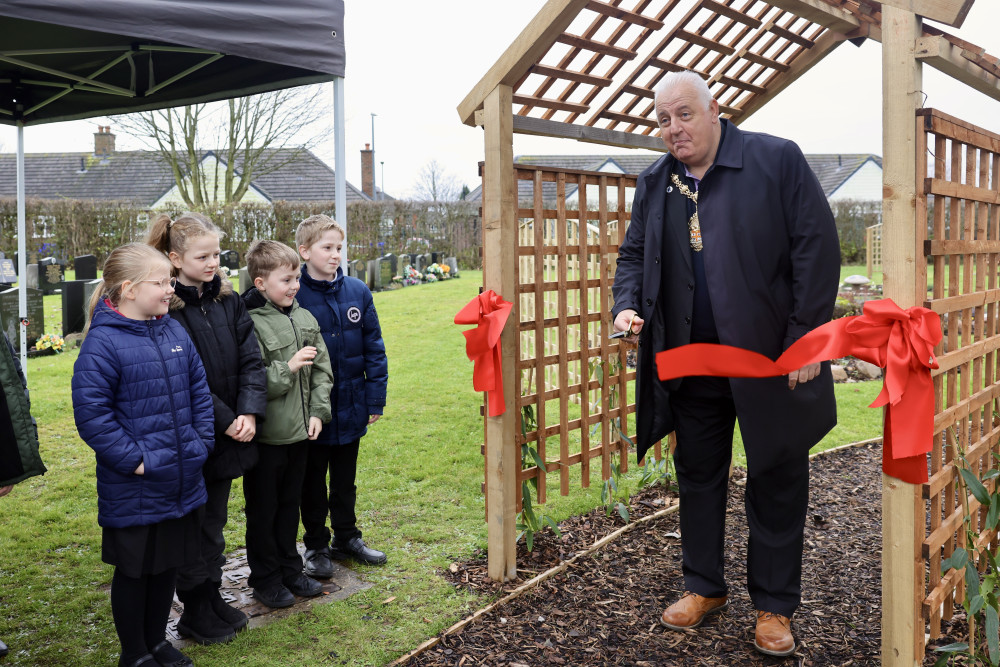 Lord Mayor of Stoke-on-Trent, Councillor Steve Watkins formally opens the Paw Print Remembrance Garden at Carmountside Cemetery with children from Carmountside Primary Academy (image via LDRS)
