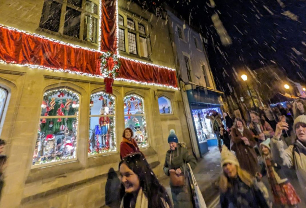 Glastonbury faces a wet Saturday with a yellow rain warning. Expect floods, travel disruptions, and fluctuating temps during the Frost Fayre.