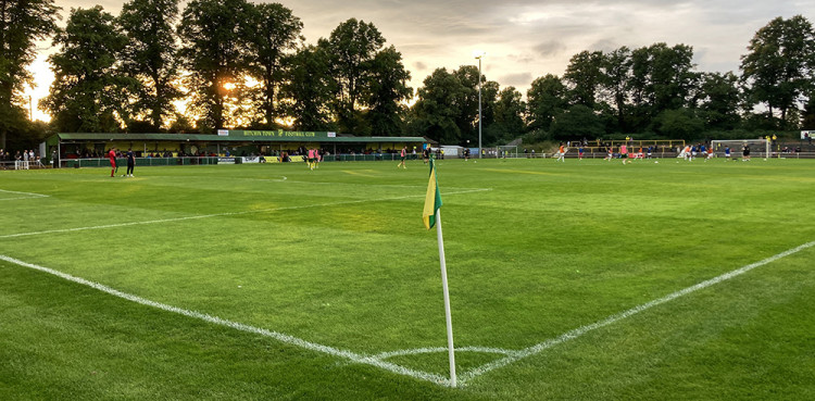 @ Hitchin Town 