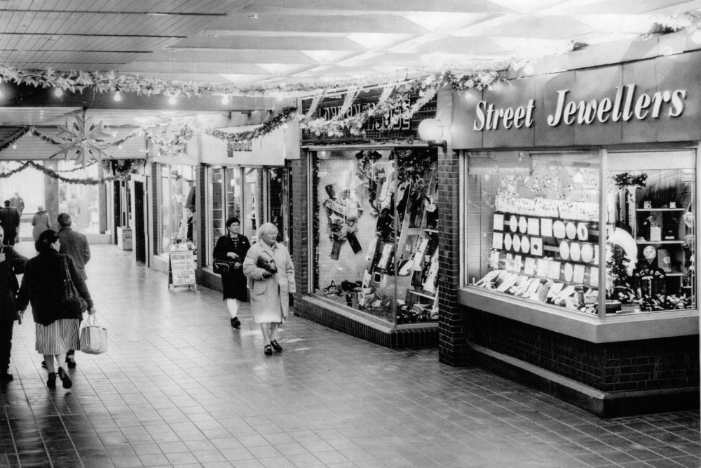 Christmas 1986 in the Crispin Centre in Street (BNA) 
