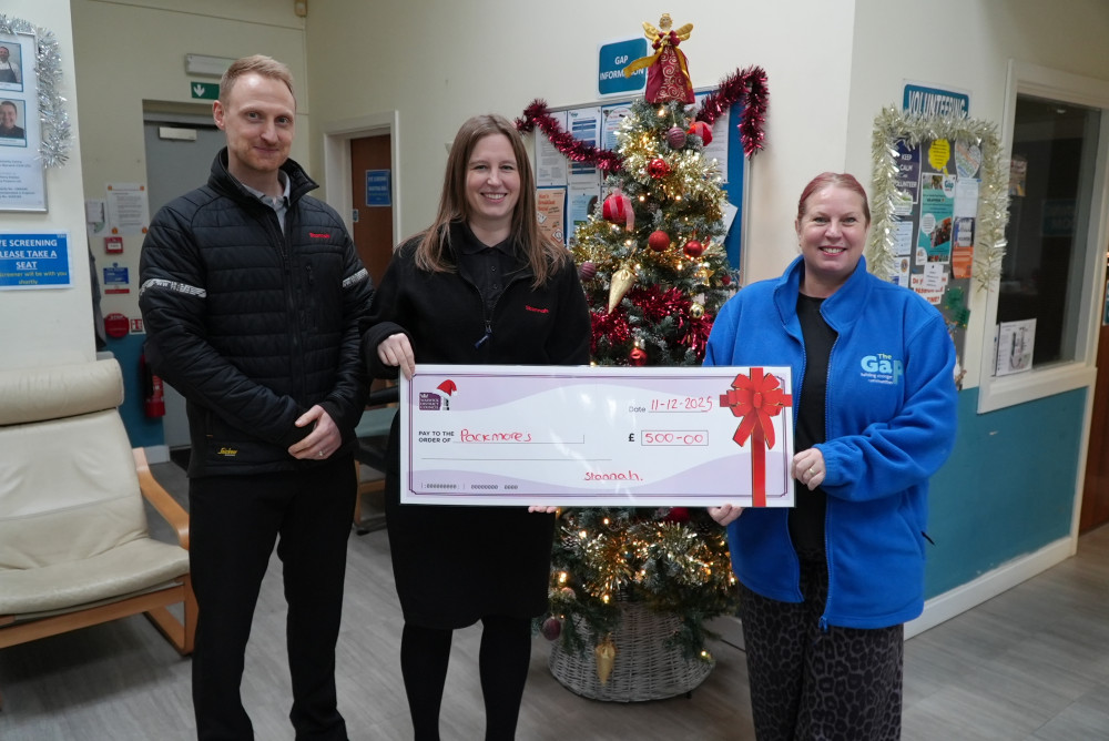 Packmores Community Centre in Warwick with a £500 cheque (image via WDC) 