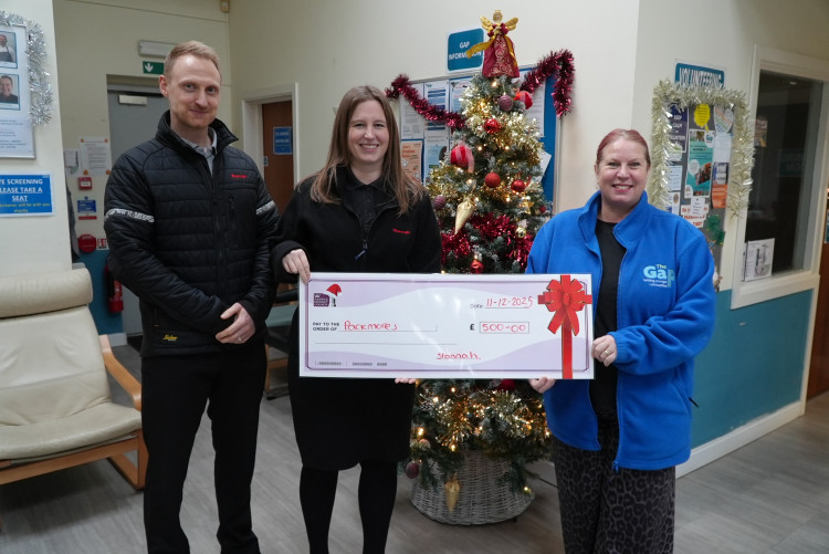 Packmores Community Centre in Warwick with a £500 cheque (image via WDC) 