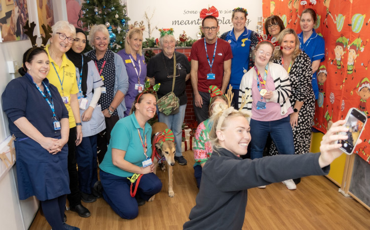 Fresh from her World Cup victory in September, the Red Roses and Saracens team member wanted to bring some festive cheer to the hospital