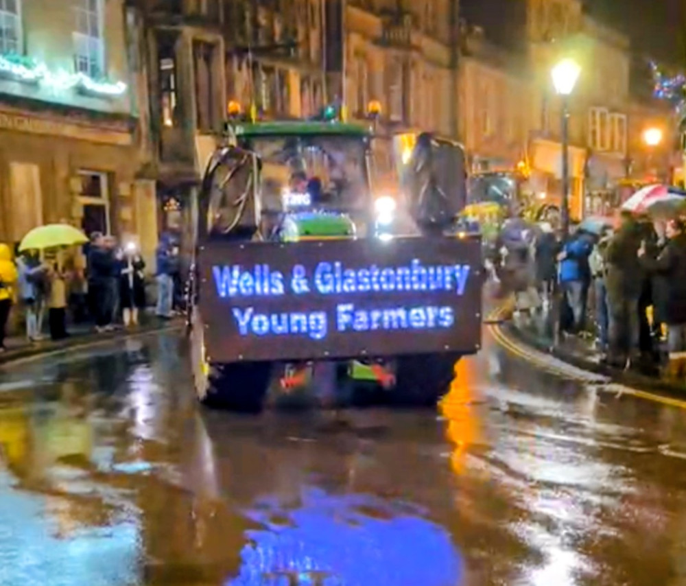 The tractor run makes its way through a damp Glastonbury (EL/DILY) 