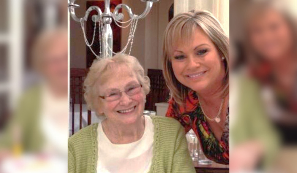 Wendy Wragg and her daughter, Ruth Beach (Credit: East Cheshire Hospice)