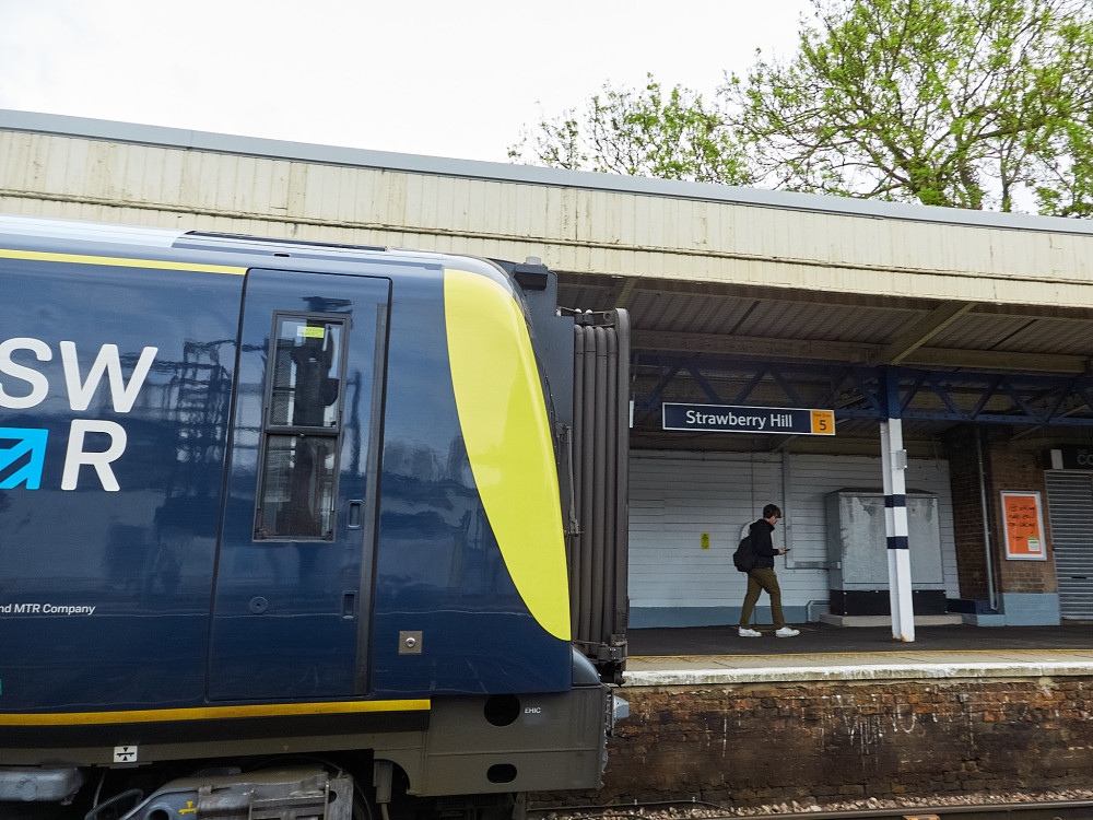 SWR is testing Starlink satellite Wi-Fi on a Class 444 train between Waterloo and Weymouth (credit: Nub News).