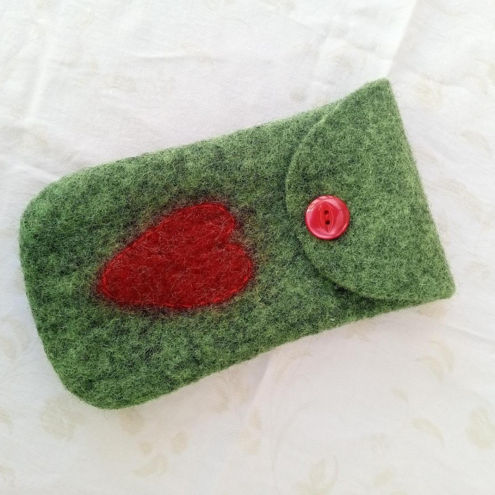 A Valentine’s Treat: Make Your Own Elegant Felt Case