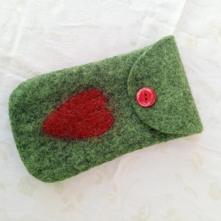 A Valentine’s Treat: Make Your Own Elegant Felt Case