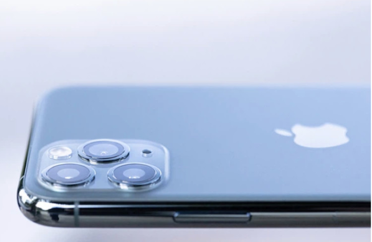 MP Matt Western supports a smartphone-free childhood and social media ban for under-16s (image via rawpixel.com)