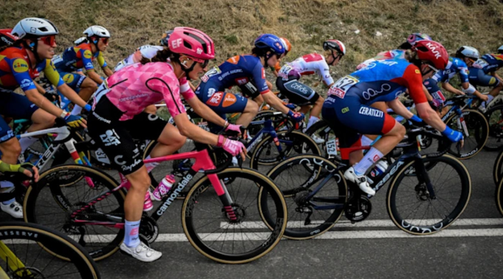 The women's (femmes) Tour de France peloton in 2025 (Image via Stockport Council)