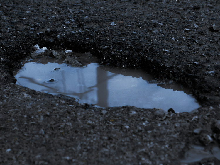 omerset Council reports pothole repairs average £100 - £120, varying by location and urgency.