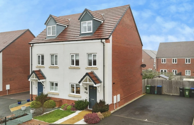 This week we have looked at a three-bedroom semi-detached townhouse on Europa Way in Warwick currently available for £375,000 