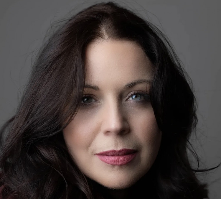 HANNAH BRINE TOGETHER WITH HER BAND