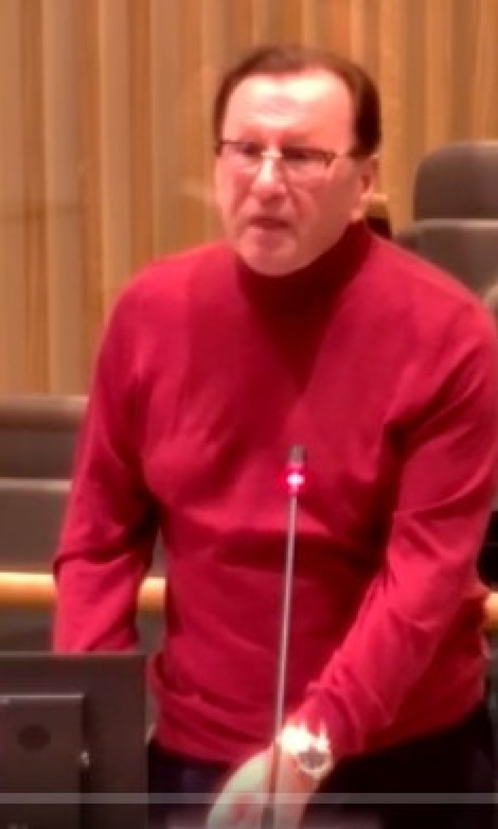 Stephen Boyling speaking at the council meeting.