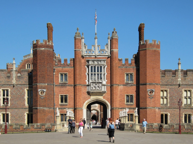 Hampton Court Palace (credit: Wikimedia Commons).