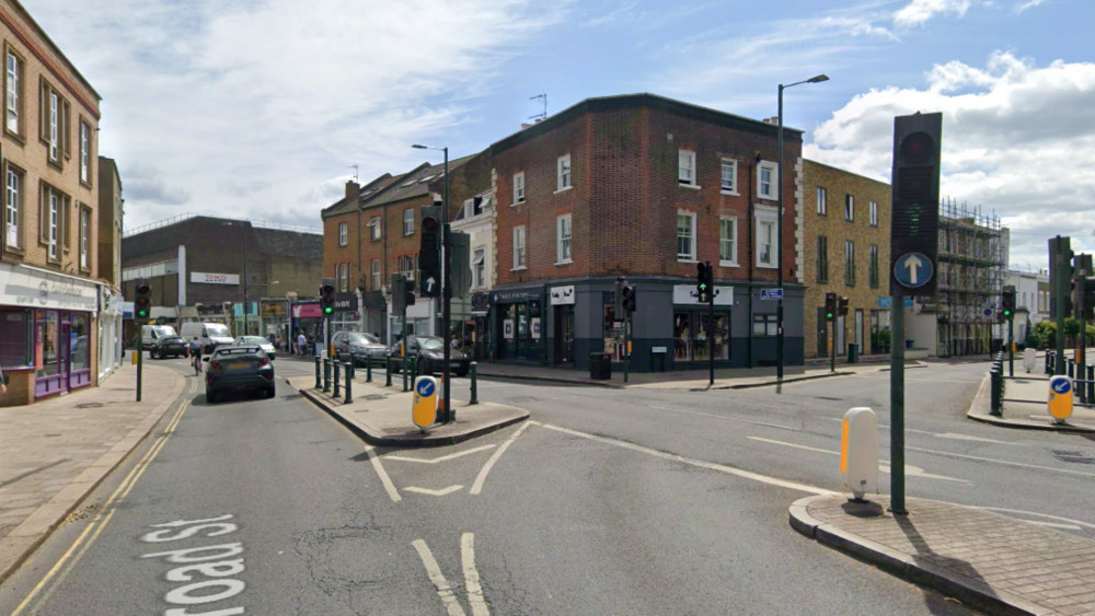 Thames Water engineers are repairing a burst water main at the junction of Queens Road and Broad Street (credit: Nub News).
