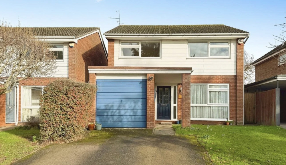 This week, we have looked at  a four-bedroom home on Valley Road in Lillington, Leamington Spa currently available for £415,000.