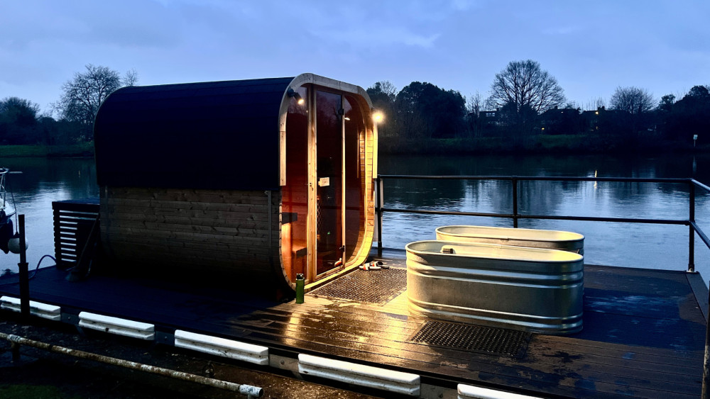 The floating sauna and ice baths at TEMZ in Teddington, moored on the River Thames and offering hot–cold contrast therapy (credit: Nub News).