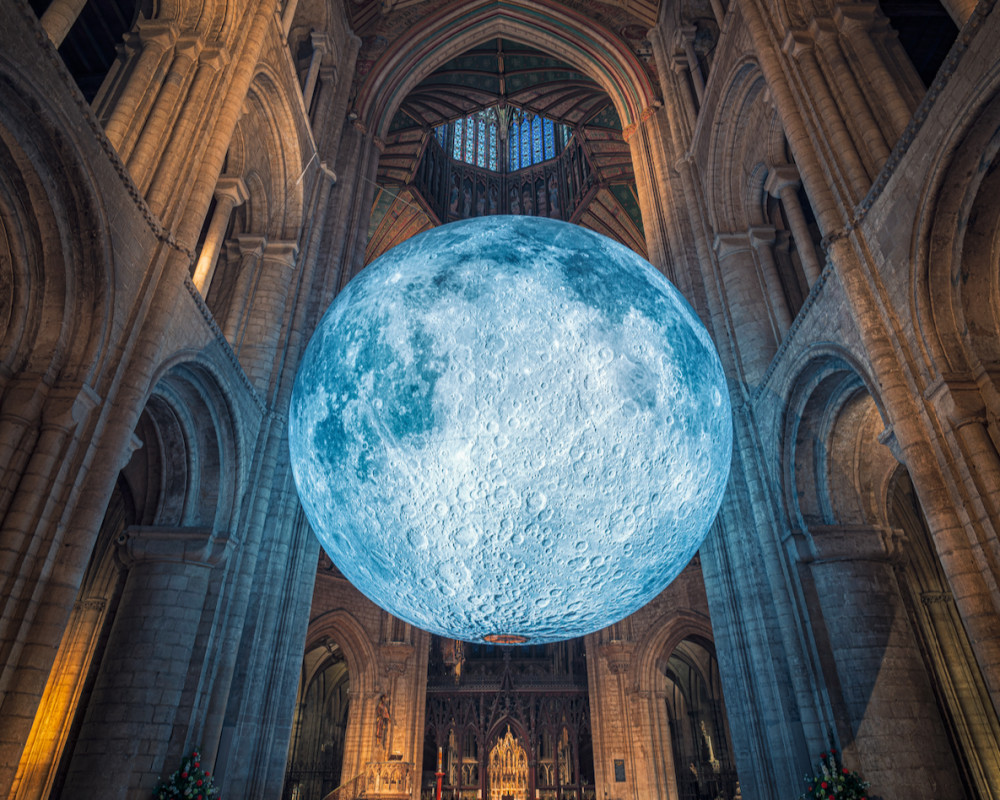 The moon features 120dpi detailed NASA imagery of the lunar surface (Image via: James Bill)