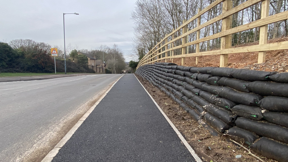 The new footpath has been completed on Knowle Hill (image by Nub News)