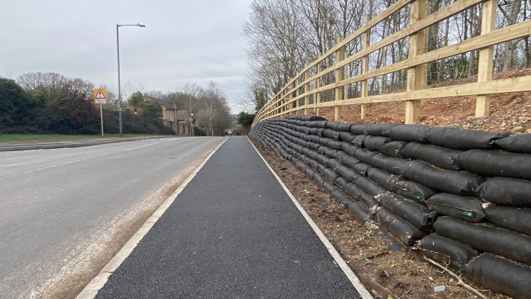 The new footpath has been completed on Knowle Hill (image by Nub News)