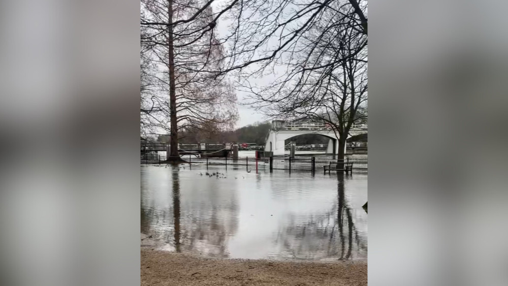 A flood alert is in place along stretches of the River Thames between Putney Bridge and Teddington Weir, with high tides expected to bring possible flooding this afternoon (credit: Nub News).