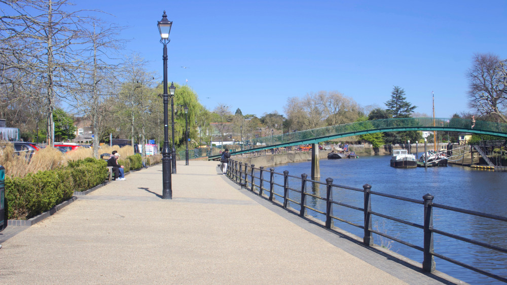 Enjoy happy hour cocktails at Namaste Village, Six Nations action at The Turk's Head and more this weekend in Twickenham (credit: Nub News).