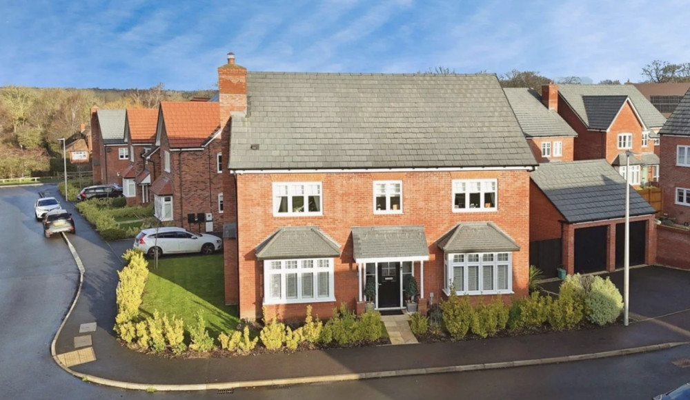 This week we have looked at a modern five-bedroom modern home on Bloxham Way in Leamington' for £775k 