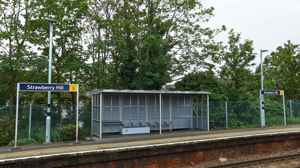 Rail services between Strawberry Hill and Twickenham are facing delays and cancellations this morning after a signalling fault near Richmond (credit: Nub News).