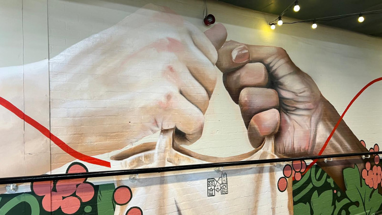 Street artist Peachzz has created this stunning new mural to celebrate the reopening of Macclesfield's indoor market (Credit: Nub News)