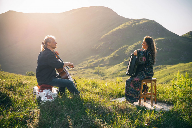 Hannah James & Toby Kuhn