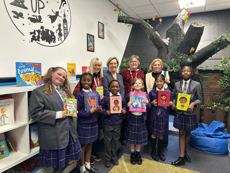 Samantha Dixon MP with staff and pupils at Grosvenor Park CofE Academy (Nub News)