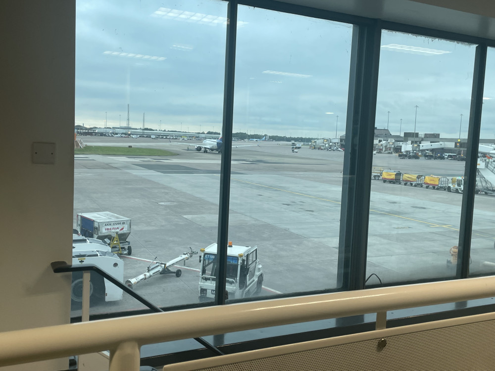 An out of action travellator in Manchester Airport's skylink tunnel has been described as 'not good enough' by Andy Burnham (Image - Nub News)