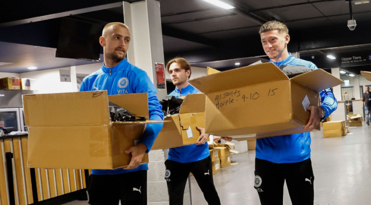 Stockport County has delivered 7,000 free PE kits to primary school children across Stockport (Image - Stockport County)