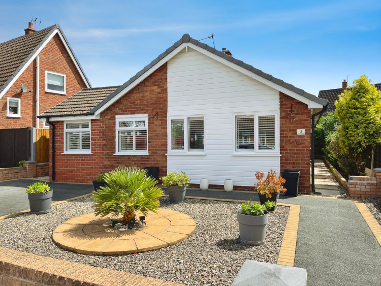 Thornley Groves presents this extended and very tastefully presented three bedroom 1960’s detached bungalow (Thornley Groves)