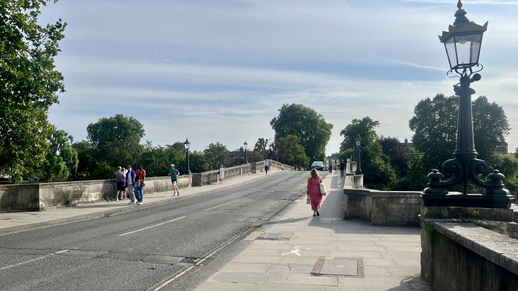 Met Police officers have closed off Richmond Bridge this morning (credit: Nub News).