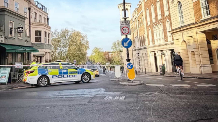 Met Police officers have closed off Richmond Bridge this morning (credit: therichmonder/Instagram).