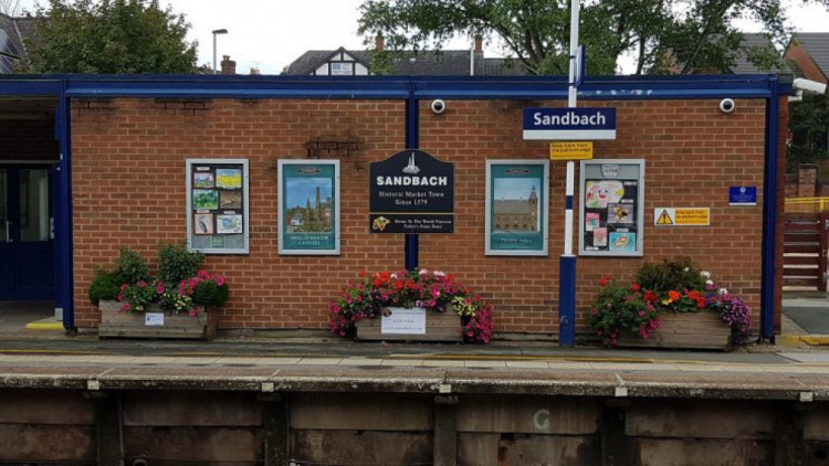 Travel disruption for rail passengers due to overhead wire damage. (Photo: Nub News) 