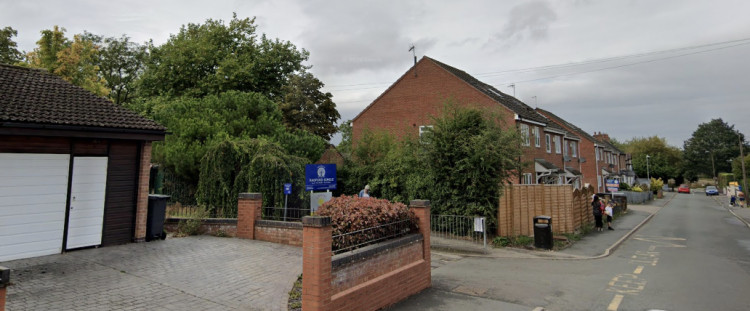 Local residents are growing frustrated after a lack of safe drop-off facilities at a Leamington primary school (image via Google Maps) 