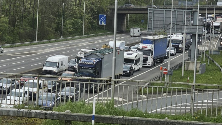 There are currently delays of 45 minutes (image via Nub News)