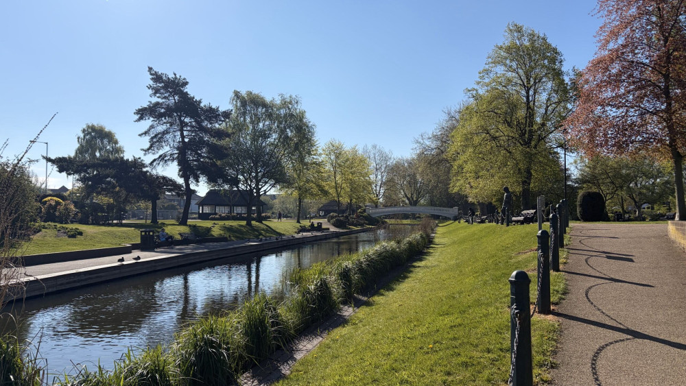 Are  you looking for a new job? (image via Livia Gregor)