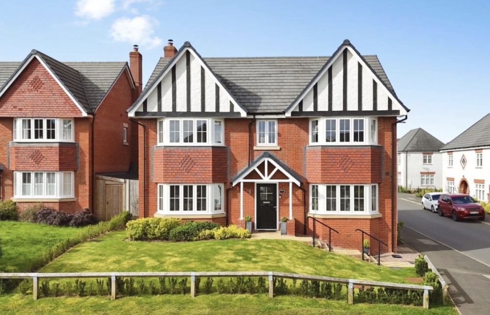 This week we have looked at a five-bedroom home on Hutchcocks Close in Leamington , currently available for £800,000.