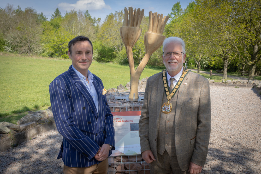 Councillor Adam Tilbury and Chairman Paul Harrison with the sculpture (image via LCC)