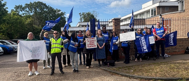 Teachers were joined by MP Jen Craft on the picket line this morning. 
